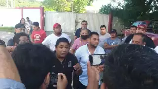 Los carniceros protestan afuera del Rastro Municipal de Ciudad Carmen