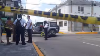 Canadiense atropella a una motociclista y le fractura una pierna en Cozumel