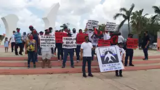 La marcha en apoyo a la manifestación nacional, finalizó minutos antes de las 14:00 horas en el parque Andrés Quintana Roo, frente al palacio municipal