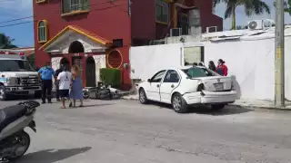 Uno de los automóviles involucrados con el choque en Cozumel, terminó estrellándose contra un poste
