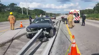 El auto quedó destrozado por la colisión