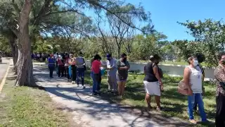 Desde muy temprano la población de 40 años en adelante rodeó las inmediaciones del Domo del Mar en Ciudad del Carmen