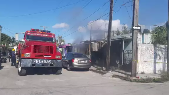 El hombre fue trasladado al Hospital General para su atención médica, mientras los bomberos controlaban el siniestro