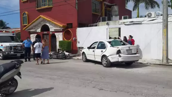 Uno de los automóviles involucrados con el choque en Cozumel, terminó estrellándose contra un poste Uno de los automóviles involucrados con el choque en Cozumel, terminó estrellándose contra un poste
