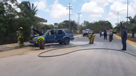 Los bomberos acudieron a apagar las llamas Los bomberos acudieron a apagar las llamas