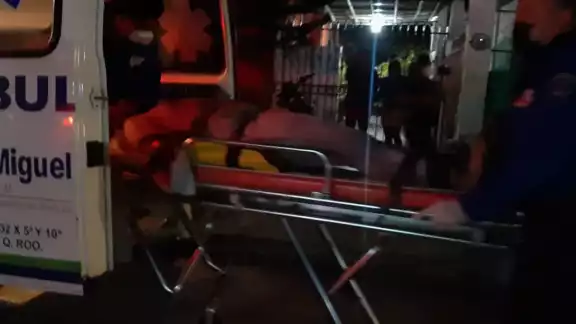 La pareja del lesionado que se encontraba en el mismo lugar, pidió ayuda a sus vecinos La pareja del lesionado que se encontraba en el mismo lugar, pidió ayuda a sus vecinos