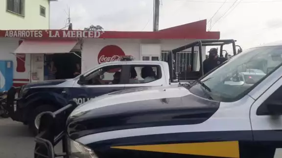 Elementos policiacos acudieron a la colonia 10 de Abril en Cozumel para atender a la mujer, quien será canalizada al IQM