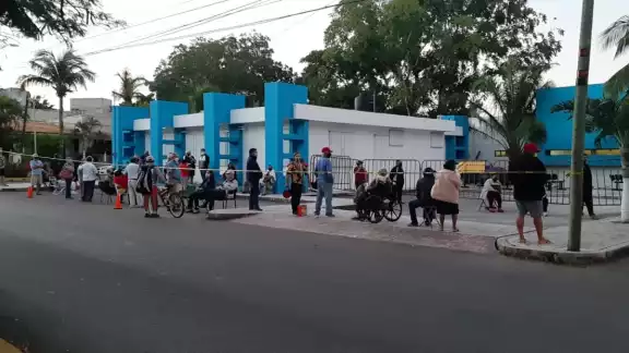 Los abuelitos formaron una fila afuera del Hospital Los abuelitos formaron una fila afuera del Hospital