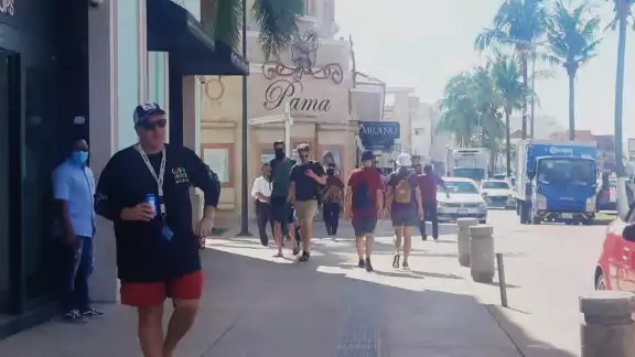 Algunos turistas se pasean sin cubrebocas por Cozumel, lo que aumenta el riesgo de contagio de COVID en la isla