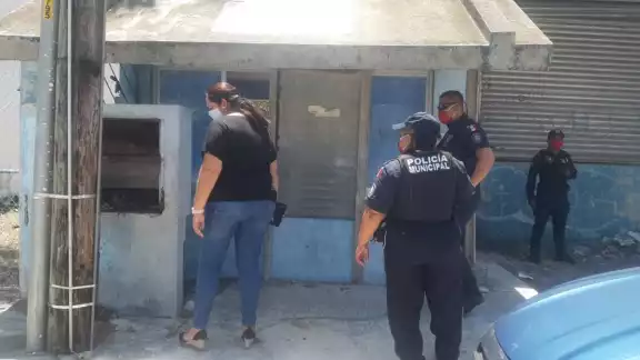 El individuo fue acorralado y subido a la unidad policiaca, donde lo trasladaron a las instalaciones de Seguridad Pública El individuo fue acorralado y subido a la unidad policiaca, donde lo trasladaron a las instalaciones de Seguridad Pública