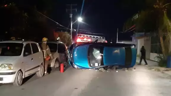 El conductor perdió el control de su auto y chocó con camioneta estacionada El conductor perdió el control de su auto y chocó con camioneta estacionada
