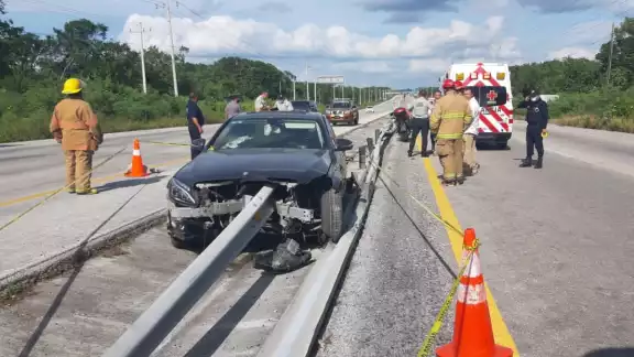 El auto quedó destrozado por la colisión El auto quedó destrozado por la colisión