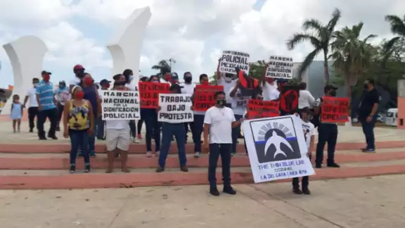 La marcha en apoyo a la manifestación nacional, finalizó minutos antes de las 14:00 horas en el parque Andrés Quintana Roo, frente al palacio municipal La marcha en apoyo a la manifestación nacional, finalizó minutos antes de las 14:00 horas en el parque Andrés Quintana Roo, frente al palacio municipal