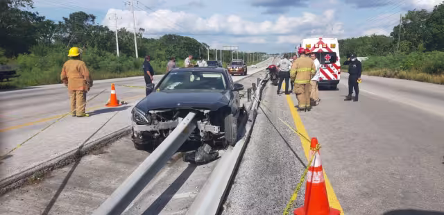 El auto quedó destrozado por la colisión