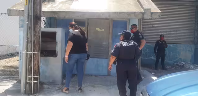 El individuo fue acorralado y subido a la unidad policiaca, donde lo trasladaron a las instalaciones de Seguridad Pública