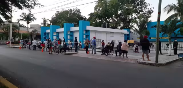 Los abuelitos formaron una fila afuera del Hospital