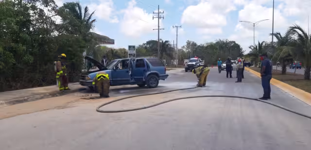 Los bomberos acudieron a apagar las llamas