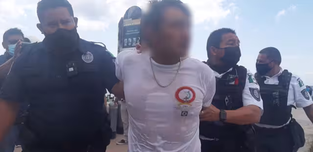 Un prestador de servicio náutico que mantenía su embarcación en el muelle Aldora, ofreció a los elementos llevarlos hasta donde se encontraba "El Chino"