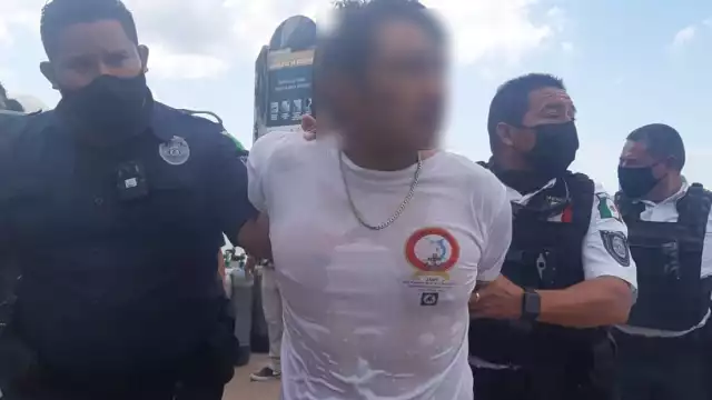 Un prestador de servicio náutico que mantenía su embarcación en el muelle Aldora, ofreció a los elementos llevarlos hasta donde se encontraba "El Chino"