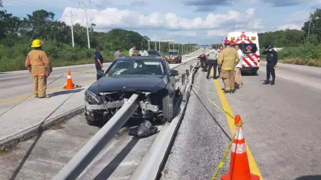 El auto quedó destrozado por la colisión