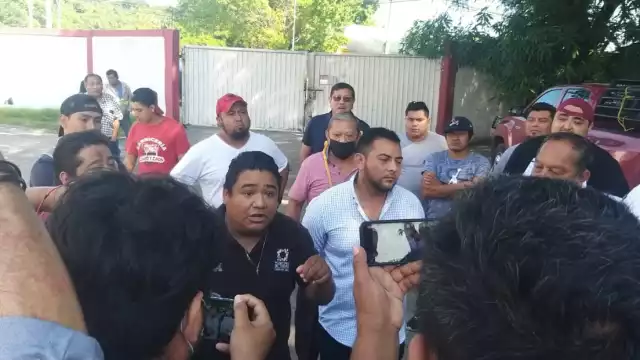 Los carniceros protestan afuera del Rastro Municipal de Ciudad Carmen