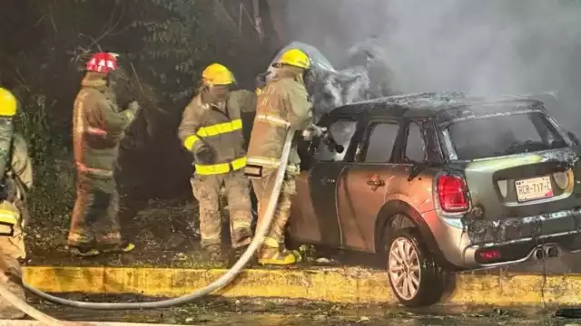 El conductor y ocupantes lograron salir rápidamente del vehículo antes de que fuera envuelto en llamas