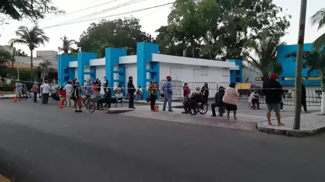 Los abuelitos formaron una fila afuera del Hospital