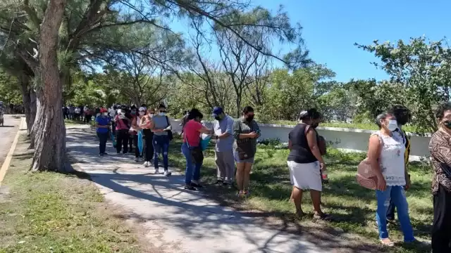 Desde muy temprano la población de 40 años en adelante rodeó las inmediaciones del Domo del Mar en Ciudad del Carmen