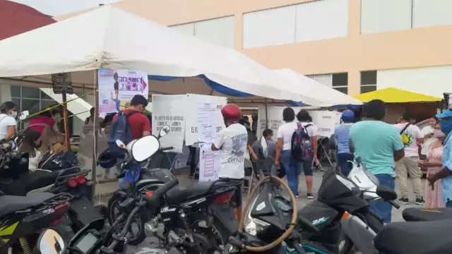 Desde las 7:00 horas de la mañana se pudieron apreciar a los funcionarios de casillas llegar a las distintas  instalaciones