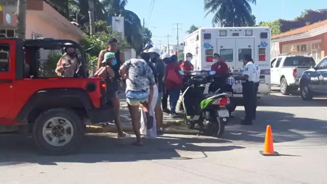 Los turistas permanecieron en el lugar del accidente en Cozumel durante la valoración médica de los motociclistas