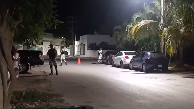 Los hombres circulaban en un vehículo con reporte de robo en Cozumel y fueron reportados al 911 por vecinos de Cozumel
