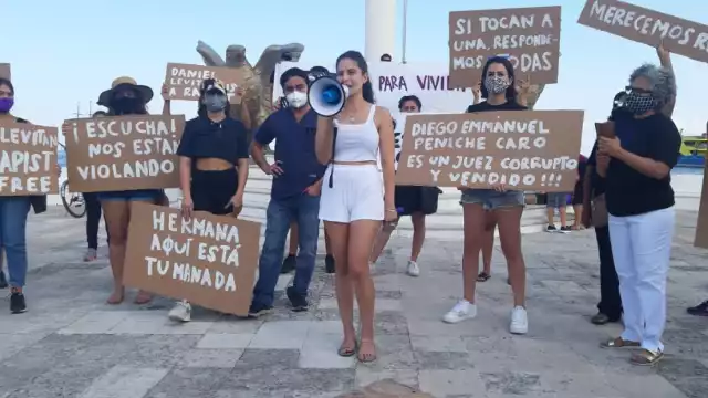 Vivien estuvo acompañada de su familiares y amigos con pancartas en las que se podían leer, “Justicia para Vivien”, “Yo si te creo Vivien”