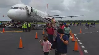 La primera actividad se registró a través de la aerolínea United con el vuelo 1230/1451 proveniente desde Houston, logrando movilizar más de cien pasajeros