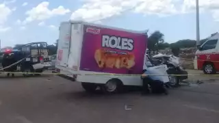 El conductor del camión de Bimbo fue llevado al hospital debido a los golpes que recibió