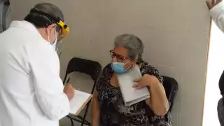 La primera inoculada fue Bertha Valencia de 63 años de edad