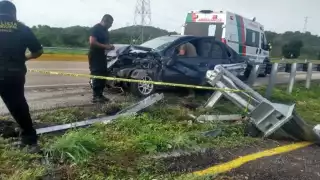 El conductor destrozó la facia de su automóvil al impactarse con una cinta metálica