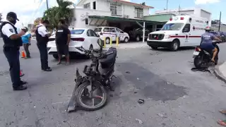 Motociclista choca contra automóvil y resulta herido en calles de Cozumel