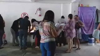 Las ex trabajadoras de las guarderías de la CANACO fueron atendidas de manera improvisada en el estacionamiento de la Junta de Conciliación en Cozumel