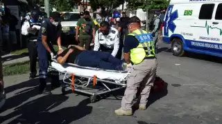 La mujer fue llevada al hospital debido al golpe recibido
