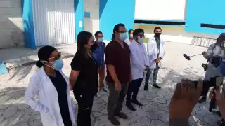 Médicos de Cozumel se manifiestan en la entrada principal del Hospital General