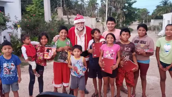 El Santa recorre lugares con extrema pobreza para llevar un poco de alegría