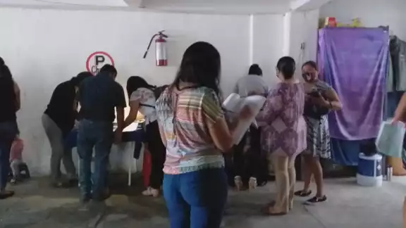 Las ex trabajadoras de las guarderías de la CANACO fueron atendidas de manera improvisada en el estacionamiento de la Junta de Conciliación en Cozumel