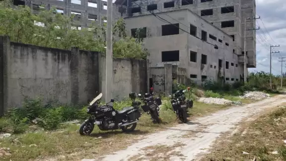 EL joven llegó al último piso e intentó arrojarse, según versión de los vecinos