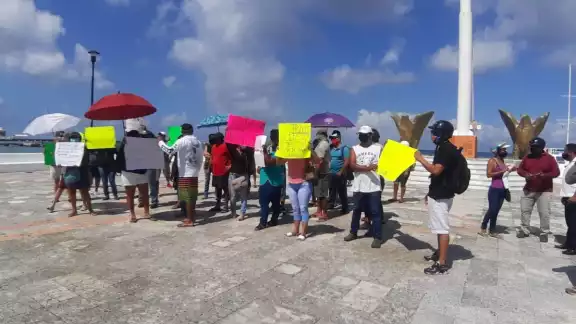 Acudieron a manifestarse frente al Palacio Municipal, donde minutos después fueron atendidos por el Secretario General del Ayuntamiento Acudieron a manifestarse frente al Palacio Municipal, donde minutos después fueron atendidos por el Secretario General del Ayuntamiento