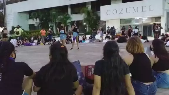 Luego de la caminata, las jóvenes se apostaron frente al Palacio Municipal.