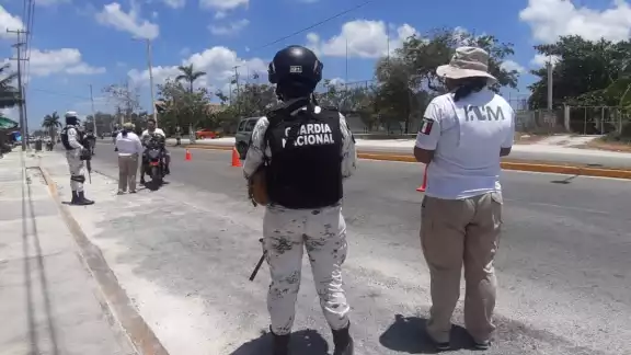 La mayoría de los visitantes transitaban a bordo de vehículos de rentadoras, y en todo momento colaboraron con los efectivos militares y el personal de Migración