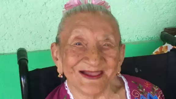 A doña María aún le gusta bailar jarana desde su silla de ruedas a pesar de las limitantes de la edad A doña María aún le gusta bailar jarana desde su silla de ruedas a pesar de las limitantes de la edad