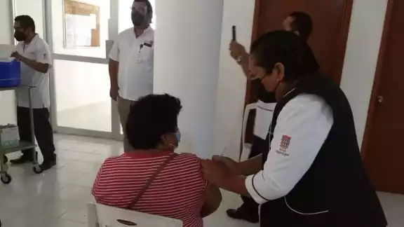 Las vacunas fueron puestas por personal médico, enfermería del centro de Salud de Tenabo Las vacunas fueron puestas por personal médico, enfermería del centro de Salud de Tenabo
