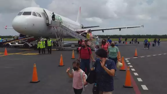La primera actividad se registró a través de la aerolínea United con el vuelo 1230/1451 proveniente desde Houston, logrando movilizar más de cien pasajeros La primera actividad se registró a través de la aerolínea United con el vuelo 1230/1451 proveniente desde Houston, logrando movilizar más de cien pasajeros