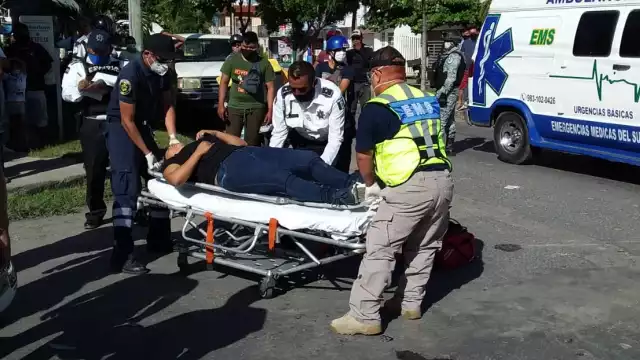 La mujer fue llevada al hospital debido al golpe recibido